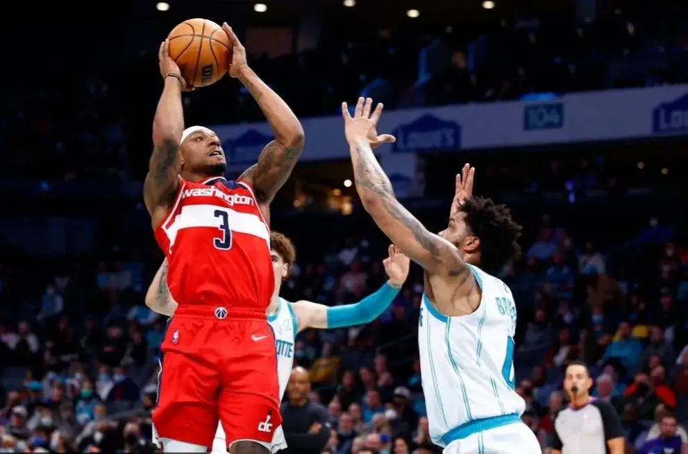  三球24+12黄蜂终结骑士连胜  