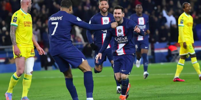  尼斯任意球大师当选月度最佳  