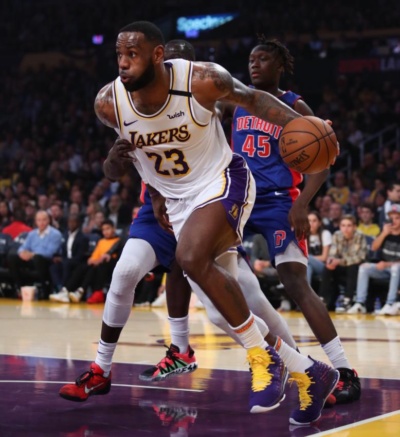  詹姆斯三双率湖人逆转，西部榜首大战惊心动魄